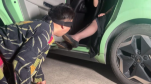 【黑丝诱惑】户外舔干净素人美女的脏鞋底-97LZTDGXFC-000003132704321