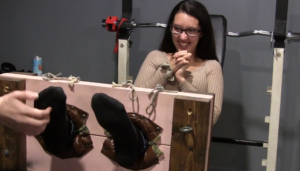 TickledPink - Adele gets some payback on Amanda -97LZTDGXFC-00000313271715