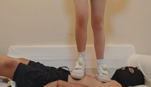 【念安工作室】高三女生全体重踩踏踩脸-97LZTDGXFC-00000313271876
