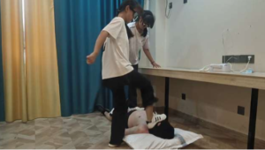 精神小妹真实双人暴力踹头鞋底剁头-97LZTDGXFC-00000313272721