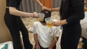 精神小妹四人暴力真实殴打贱狗棉袜圣水口水羞辱-97LZTDGXFC-00000313272942
