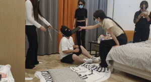 精神小妹四人暴力真实殴打贱狗棉袜圣水口水羞辱-97LZTDGXFC-00000313272942