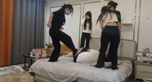 精神小妹四人暴力真实殴打贱狗棉袜圣水口水羞辱-97LZTDGXFC-00000313272942