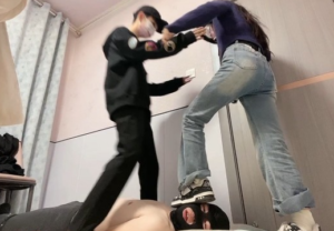 【精神小妹】伺候情侣主踩脸接吻-97LZTDGXFC-00000313273058
