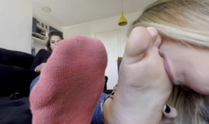 JW女女-爱闻臭棉袜脚结果沦为了闺蜜的母狗!下跪捧着闺蜜臭袜子闻好丢人-97LZTDGXFC-00000313273292