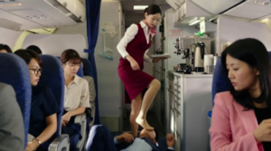 民航空姐臭丝袜脚暴踩冒犯她的乘客！空姐两天没换的臭丝袜踩脸除臭熏到求饶-97LZTDGXFC-000003132733193811