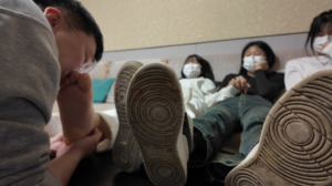 精神小妹 闻原味棉袜舔脚踩踏-97LZTDGXFC-000003132733193866