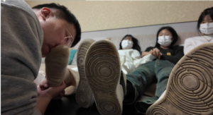 精神小妹 闻原味棉袜舔脚踩踏-97LZTDGXFC-000003132733193866