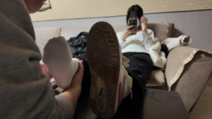 精神小妹 闻原味棉袜舔脚踩踏-97LZTDGXFC-000003132733193866