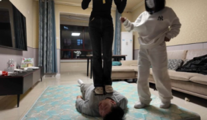 精神小妹 闻原味棉袜舔脚踩踏-97LZTDGXFC-000003132733193866