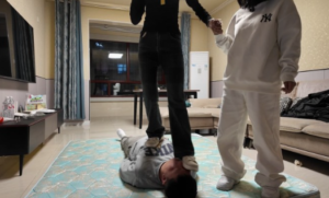 精神小妹 闻原味棉袜舔脚踩踏-97LZTDGXFC-000003132733193866