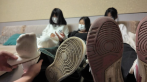 精神小妹 闻原味棉袜舔脚踩踏-97LZTDGXFC-000003132733193866