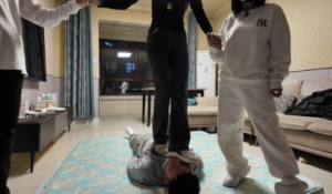 精神小妹 闻原味棉袜舔脚踩踏-97LZTDGXFC-000003132733193866