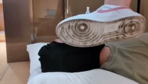 小鱼姐姐上海空降下机后用接机狗的狗脸擦干净Nike脏运动鞋底-97LZTDGXFC-000003132733194003