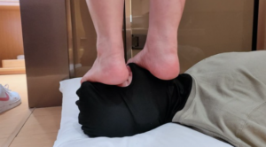 小鱼姐姐上海空降下机后用接机狗的狗脸擦干净Nike脏运动鞋底-97LZTDGXFC-000003132733194003